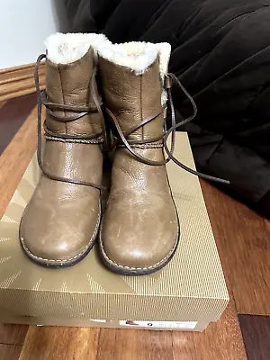 UGG W Caspia Shearling Boots Size 9US • $149.99