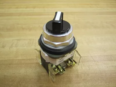 Allen Bradley 800T-H2 Selector Switch 800TH2 Ser T  W/(2) 800T-XA • $37.44