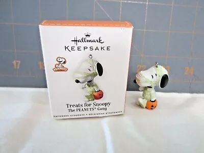 2010 Hallmark QFO4643  Treats For Snoopy   Miniature Ornament • $29.99