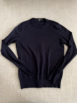 $10 • Buy Pre Loved Uniqlo Blue Round Neck Top Size S