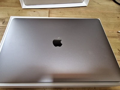 £550 • Buy Apple MacBook Pro Retina 15.4” 2018 1TB SSD 32GB  2.9GHz 6-Core I9 Vega 20 4GB