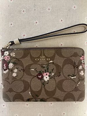 NWT Coach Small Corner Zip Wristlet Signature Canvas Evergreen Floral • $46.99