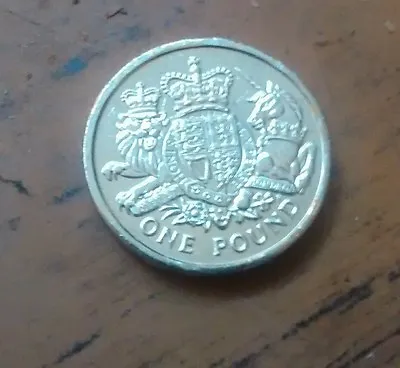 2015 The Royal Arms £1 One Pound Coin. • £3