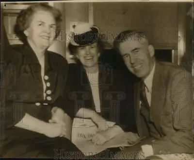 1944 Press Photo Henry Wallace With Wife And Sister Leave Chicago For Iowa • $20.88
