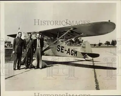 1939 Press Photo Men Pose In Front Of Charles Backman's Tiny Plane At St. Louis • $16.99