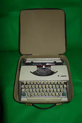 Vintage Olympia De Luxe Typewriter Deluxe • £44.99