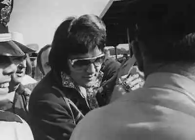 Elvis Presley Signing Autographs Wearing Sunglasses Picture Photo 5  X 7   • $9.50