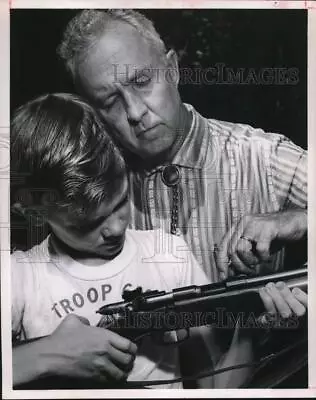 1963 Press Photo R.L. Sargent Instructs Bob Smith On How To Handle A Rifle TX • $12.99