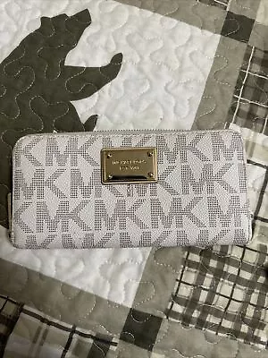 Michael Kors Wallet • $20