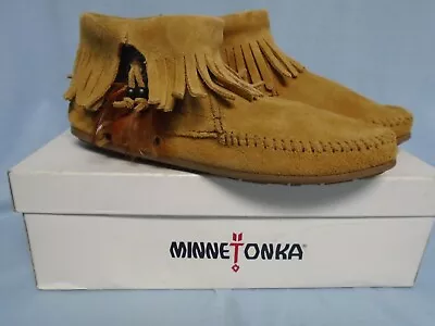 Womens Minnetonka Concho Feather Moccasin Boot SZ 8 Fringe Suede Leather Taupe • $29.99