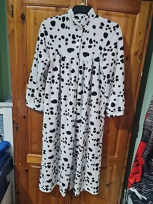 Dressing Gown In White/Black  - Size 12-14  • £7