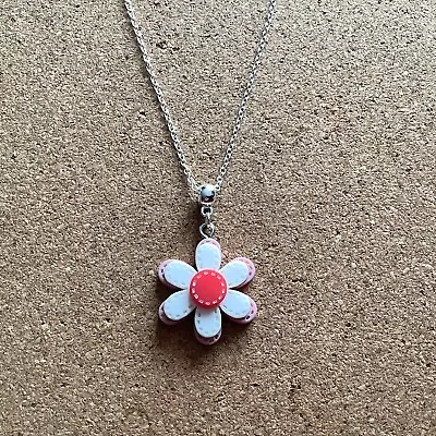 Pretty  Flower Necklace - 18 Inch Silver Plated Chain - 🎁 • £3