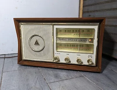 Vintage Montgomery Wards Airline Deluxe FM/AM Radio 1696A • $90