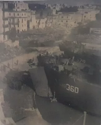 WW2 Original War Office Photo Nettuno Port Landing Craft Unloading Jan 1944 AP74 • £4.99