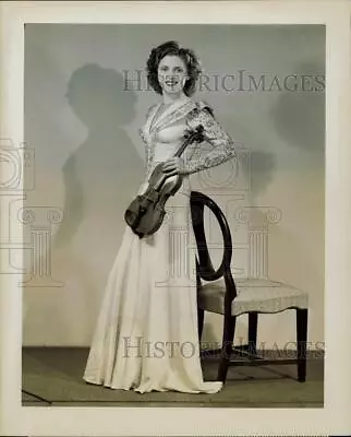 1945 Press Photo Evelyn Kaye Klein Violinist On  Hour Of Charm  Radio Show • $16.99