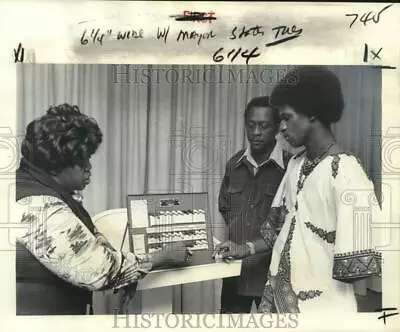 1976 Press Photo Mrs. Evirda Thomas Demonstrates Voting Machine To Michael Allen • $15.99