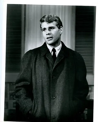 Ryan O'Neal 8x10  Photo A7451 • $7.50