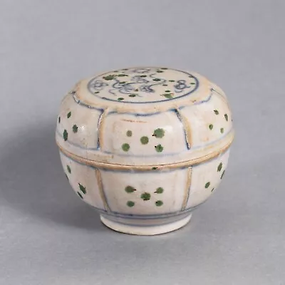 Vietnamese Antique Porcelain Covered Box Floral Pattern 15-16th Century越南青花花卉紋蓋盒 • $449.10