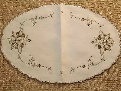 Vintage Hand Embroidered Oval Cutwork Traycloth • £2.90