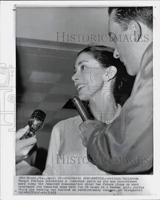 1959 Press Photo Reporters Interview Ballerina Margot Fonteyn In Miami Florida • $19.99