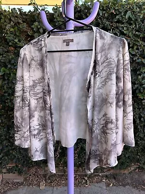 EUC Katies Grey White Floral Kimono Jacket Duster Cape Size 20 • $10