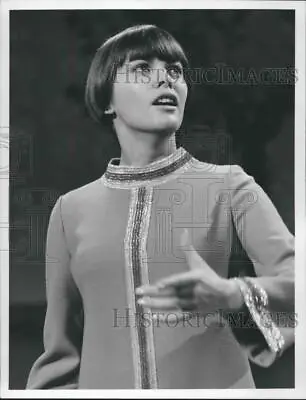 1968 Press Photo Mireille Mathieu Sings English Version Of  Quand Tu T'en Iras  • $19.99