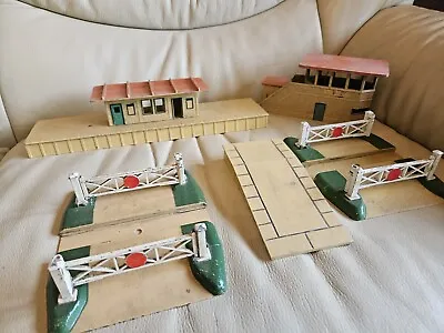 Hornby Dublo  Railway Metal   Station Level Crossing Platform Signal Box LOT  • £22.99