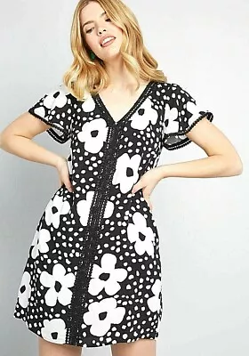 ModCloth | Black And White Whimsical Wildflower Shift Dress | Size S • $22