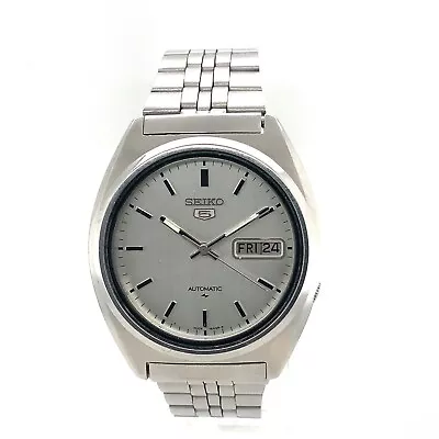 Vintage Seiko 5 Men’s 37mm Silver Date/Day Automatic 17J Watch • $49.95