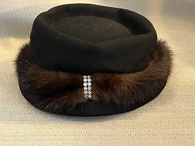 💎VINTAGE Women's Black Wool Felt Pillbox Hat W/Mink & Rhinestone Accents • $39.95