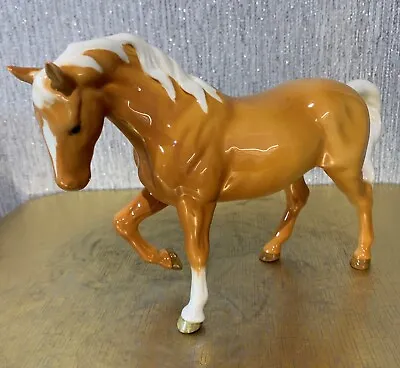 BESWICK HORSE PONY STOCKY JOGGING MARE PALOMINO GLOSS FINISH  No. 855 PERFECT • £65