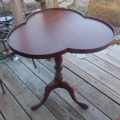 Mahogany Cloverleaf Lamp Table / Side Table  (T707) • $299
