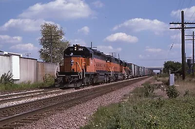 MH: Orig Slide MILW Milwaukee Road Hiawatha SD40-2 #184+2 W/Train Pewaukee 1984 • $4.25