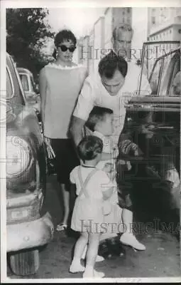 1957 Press Photo Mike Todd Aides Liz Taylor & 2 Sons To Westport Connecticut • $19.99