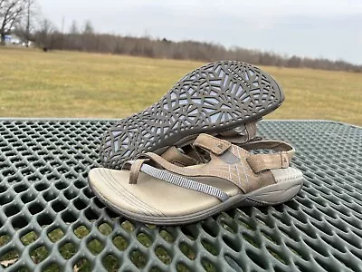 Merrell Women's Freesia Bungee Brown Leather Toe Loop Sandal Sz 9M • $23.99