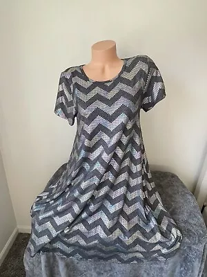 LuLaRoe Carly Dress Womens S Gray Metalic Chevron T Shirt Swing HTF 5214 • $35