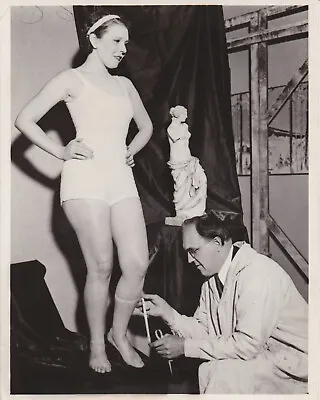 1936 Press Photo Sculptor Carl Hallsthammar Measures Venus Model Genevieve Grant • $10.25