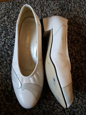 £25 • Buy Elmdale - Cream/Ivory & Beige Small Heel Size 7 1/2 Shoes Size 7.5