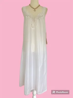 NWT! Gorgeous Vintage BARBIZON Snowy White Nylon Crepe Lace Trimmed Full Slip 38 • $24.95