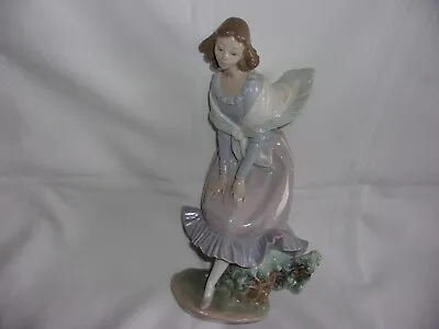 Stylish Lady Enjoy Warm Wind Figurine Porcelain By Lladro Spain 1980s • $800