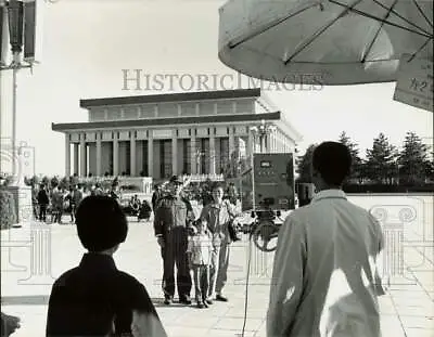 1980 Press Photo Chinese People Gather In Front Of Mao Tse-Tung Memorial Hall • $13.88