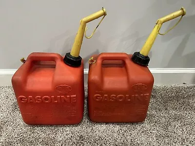 (1) Chilton 2 Gallon 12 Oz. Red Plastic Vented Gas Can Pre Ban USA Model P20 • $37.99