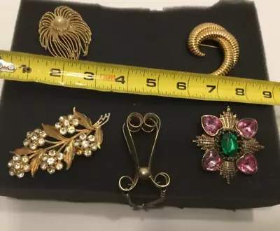 Vintage Lot Of Fashion Costume Jewelry Brooches & Purse Glove Handkerchief Clip • $42.56