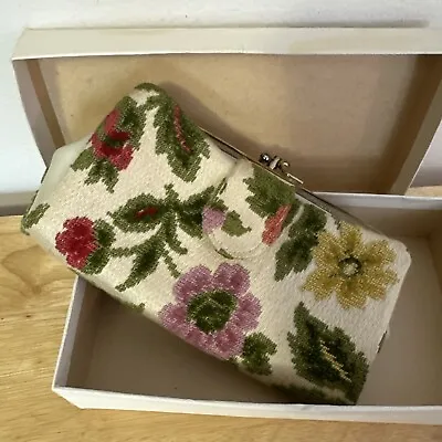 1960s Floral Clutch Handbag Vintage 60s Purse With Brass Kiss Lock Hardware • $21.60