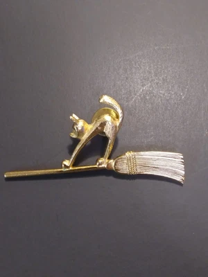 $9.99 • Buy Vintage Gold Tone Cat On A Broomstick (1980's Avon Catalog?) Pin /Brooch Jewelry