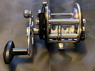 Vintage Pflueger Bond No. 2000 Casting Reel • $27.50