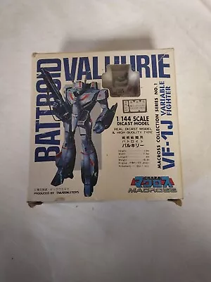 Takatoku Toys Macross Armored Battroid Valkyrie VF-1J  1/144 With Box Used • $299.99