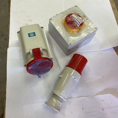 £165 • Buy 63A 5 Pin Red 400V 3P+N+E IP44  WALL MOUNTED SOCKET WTH PLUG AND ISOLATOR  GW70