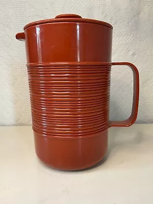 Vintage  Rubbermaid Ribbed 2 Quart Pitcher Rust Red Brown Mid Century #2678 • $12