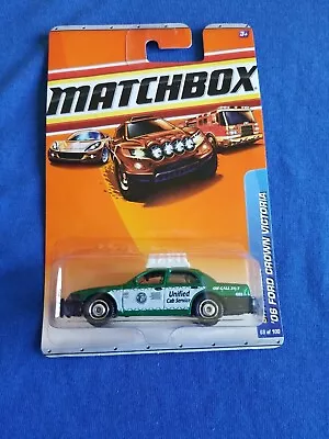 2010 Matchbox 06 FORD CROWN VICTORIA Green 68/100 LITTLE BEND City Action TAXI • $3